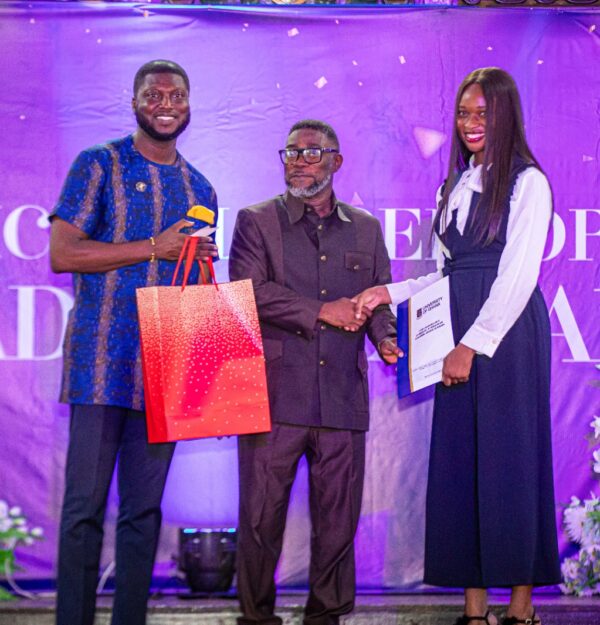 Kathleen Nicole Brown receives the Telecel Prize for Best Graduating Female Student in Computer Engineering for the 2024/2025 academic year.