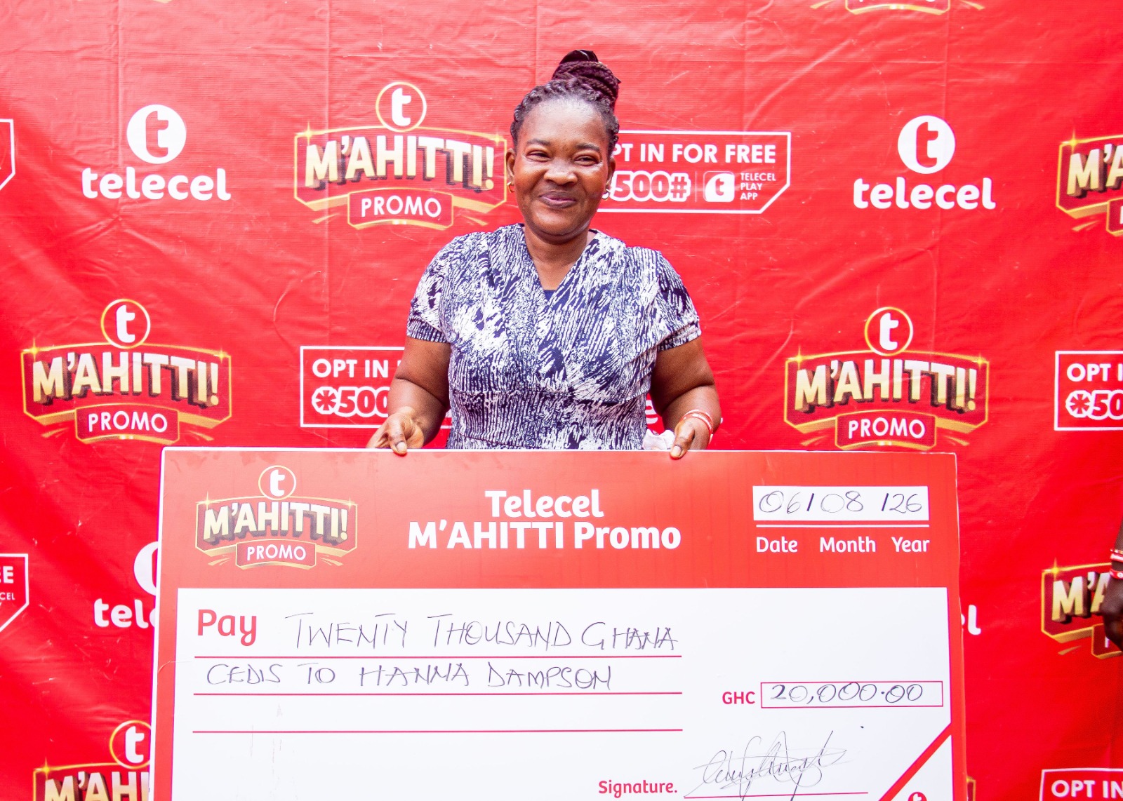 First weekly winner in Telecel M’ahitti Promo, Hannah Dampson receives her GH¢20,000 cash prize in Kumasi.